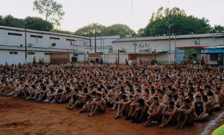 Internos de la Penitenciaría Regional de Ciudad del Este durante una requisa, el pasado 11 de diciembre.