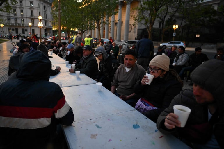 Pobladores de Buenos Aires acuden a recibir alimentos proveídos por la  Red Solidaria, en Plaza de Mayo.