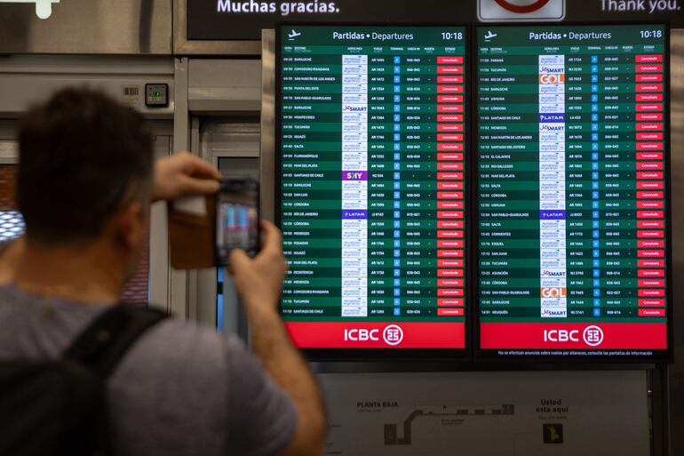 El aeropuerto "Jorge Newbery" de Buenos Aires. Un cartel muestra las cancelaciones de vuelos por la huelga general convocada hoy hasta la medianoche contra las reformas económicas y sociales del presidente Javier Milei.