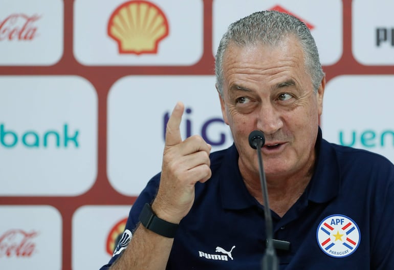 El argentino Gustavo Alfaro, entrenador de la selección paraguaya, en la conferencia previa al partido frente a Venezuela por las Eliminatorias Sudamericanas 2026 en el Centro de Alto Rendimiento, en Ypané, Paraguay.