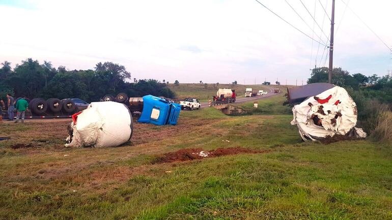 Camión de gran porte vuelca sobre ruta PY01 de Caapucú.