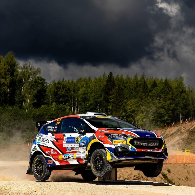 Gran desempeño hasta aquí de nuestros compatriotas Diego y Fau en  el rápido y exigente Rally de Estonia. Al final de la jornada de ayer, la lluvia se hizo presente para darle un matiz diferente a la carrera.