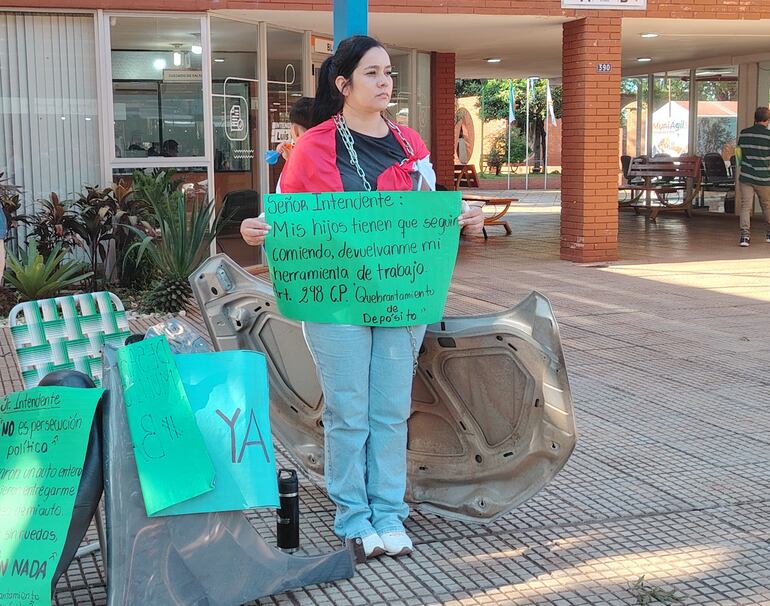 Encarnación: víctima de supuesto carneo de su vehículo en el taller municipal, se encadenó frente a la Municipalidad.