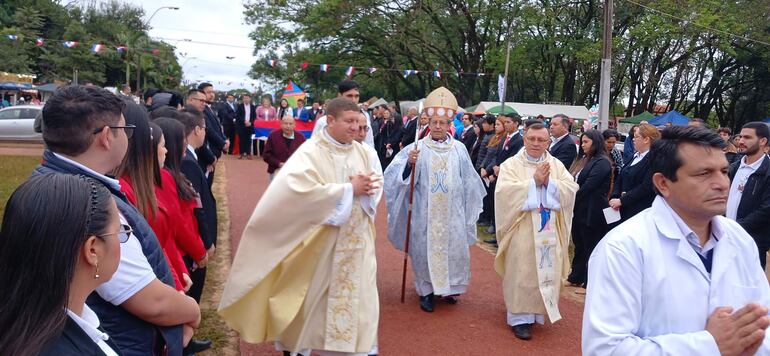 El obispo de la Diócesis Ciudad del Este, monseñor Pedro Collar (centro), ingresa a la explanada de la parroquia María Auxiliadora en Minga Guazú. 