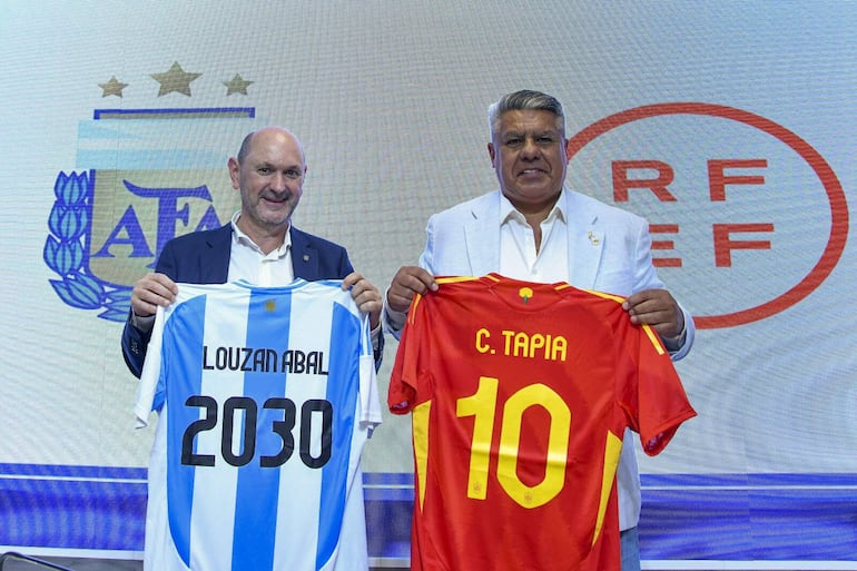 El presidente de la RFEF, Rafael Louzán, ha visitado ayer a su homólogo argentino, Claudio Tapia (d), en la sede de la Asociación de Fútbol Argentino (AFA) en Buenos Aires.