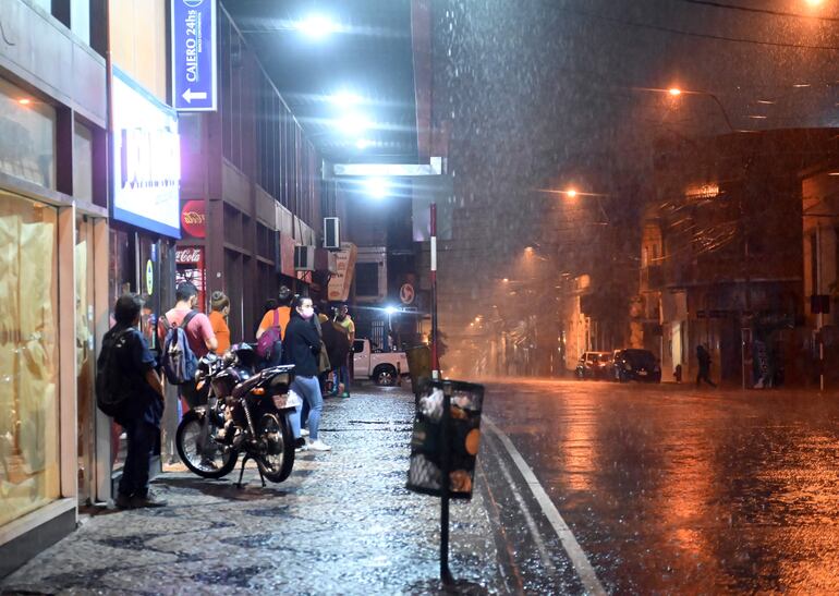 Meteorología aumentó la cantidad de departamentos afectados por las tormentas esta mañana.