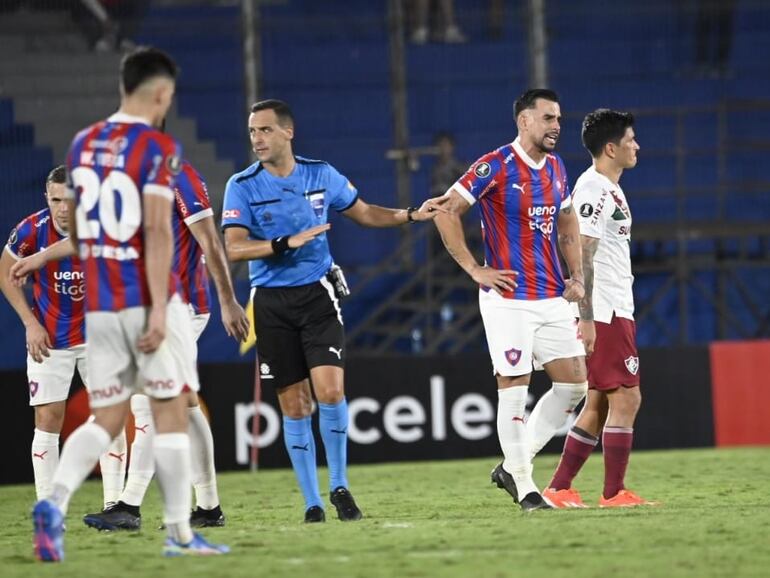 Los jugadores de Cerro Porteño al finalizar el partido frente a Fluminense por la Copa Libertadores 2024 en el estadio La Nueva Olla, en Asunción, Paraguay.