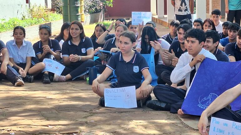 Estudiantes secundarios de Encarnación protestan contra proyecto de ley Hambre Cero