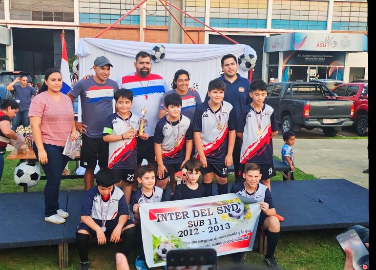 Podio de los mejores en el Torneo de Escuelas de Fútbol de la Secretaría Nacional de Deportes.