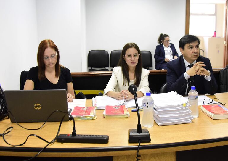 Los fiscales Luz Guerrero (izq.) y Néstor Coronel representan al Ministerio Público en el segundo juicio oral del caso Imedic.