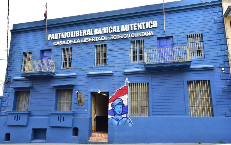 En la imagen se observa la sede del Partido Liberal Radical Auténtico, de color azul. "Casa de la libertad - Rodrigo Quintana" está escrito en letras corpóreas.