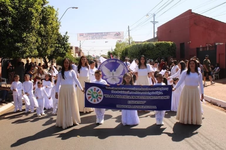 Cada año los niños/as de Eusebio Ayala desfilan sobre la Avenida Gaudioso Núñez para celebrara el aniversario de la localidad.