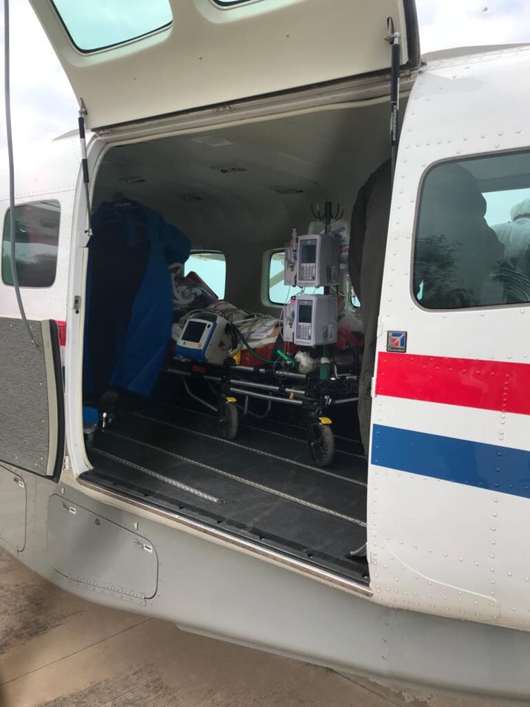 La paciente dentro del avión de la Fuerza Aérea, con el equipo de respirador que trajeron los profesionales del Seme.