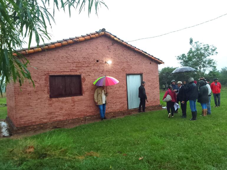 
Los intervinientes y vecinos llegan hasta la vivienda de Cirilo González ubicada dentro de la propiedad, donde según la denuncia, hace más de 2 años no pueden ingresar por la amenaza del Policía 