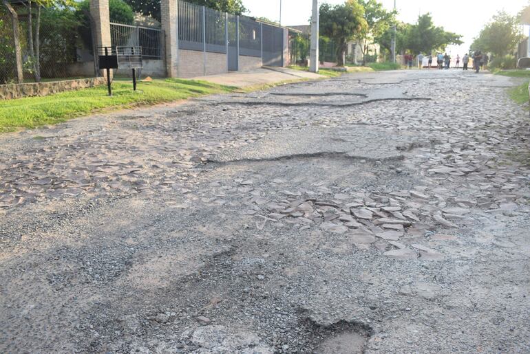 La transitada avenida General Bernardino Caballero se encuentra en un estado calamitoso, con peligrosos cráteres.