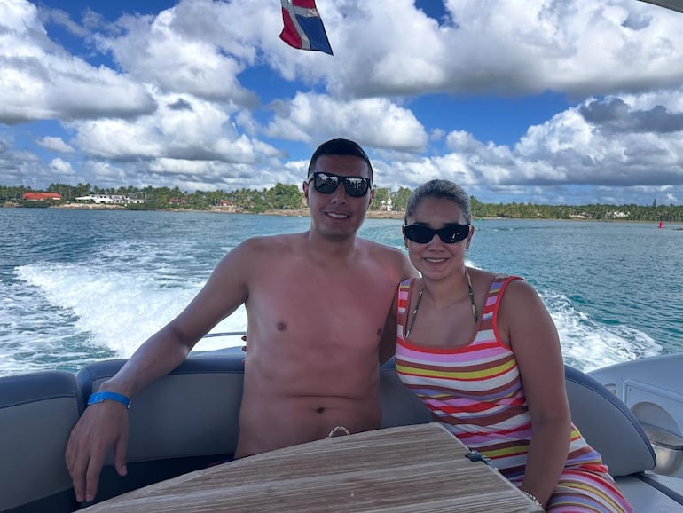 "Tacuara" Cardozo y Laura de Cardozo paseando por Isla Saona, República Dominicana. (Instagram/Tacuara Cardozo)