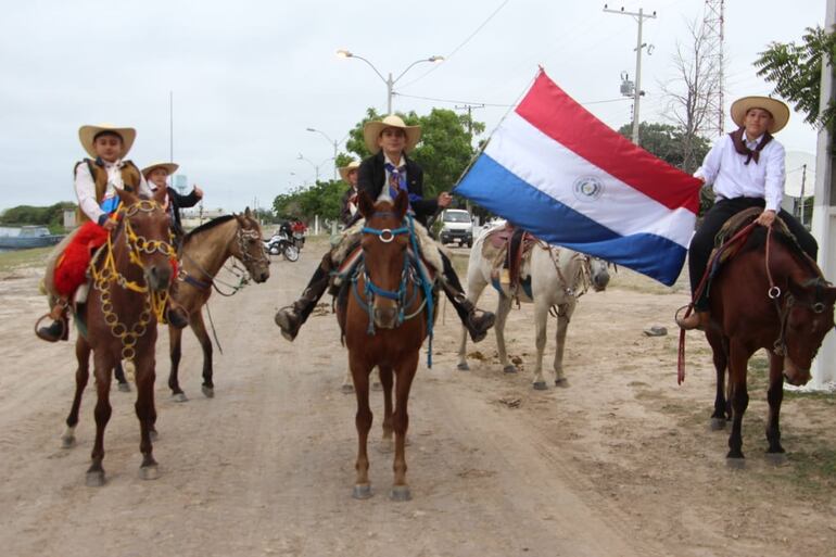 Representando al hombre de campo, los escolares desfilaron montados a caballos.