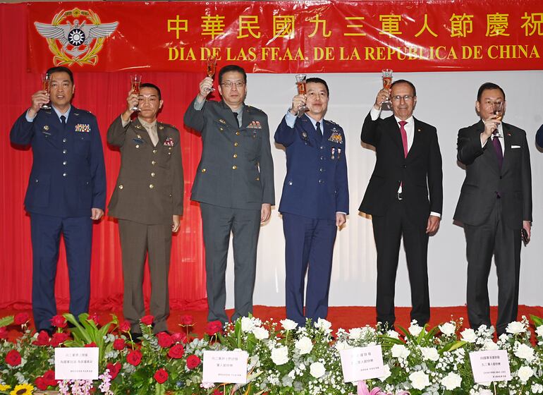 Momento del brindis por el Día de las Fuerzas Armadas de la República de China (Taiwán).