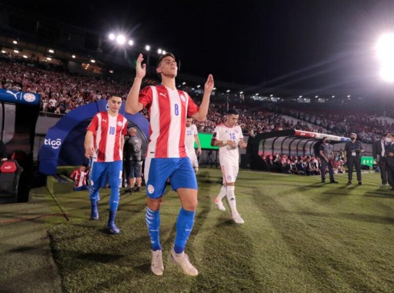 Matías Rojas (d) y Miguel Almirón (i) salen al campo de juego previo al partido de Paraguay contra Chile por las Eliminatorias Sudamericanas para el Mundial Qatar 2022 en el estadio Defensores del Chaco, en Asunción.