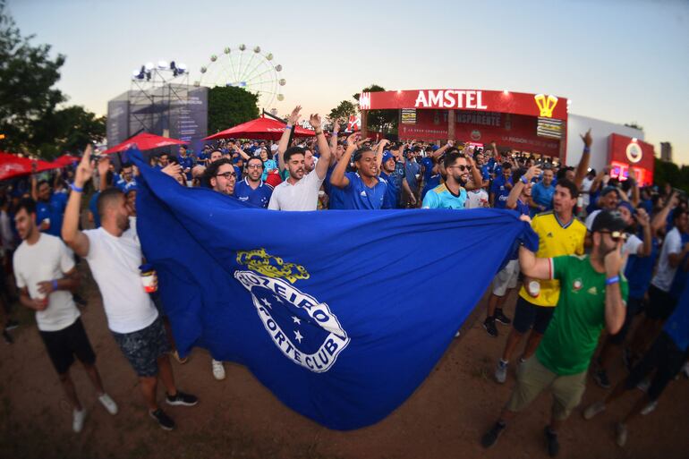 Hinchas de Cruzeiro en Asunción, el viernes.
