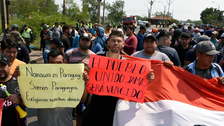 Vendedores de Nanawa, en la frontera con Clorinda, Argentina, protestan junto al puente Remanso, el lunes 18.