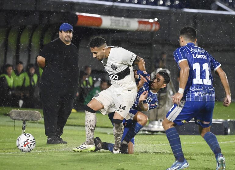 El entrenador de Sol de América, Humberto García observa la disputa entre el extremo de Olimpia Fernando Cardozo y el volante danzarín Franco Aragón, ante la mirada de Luis Ortiz.