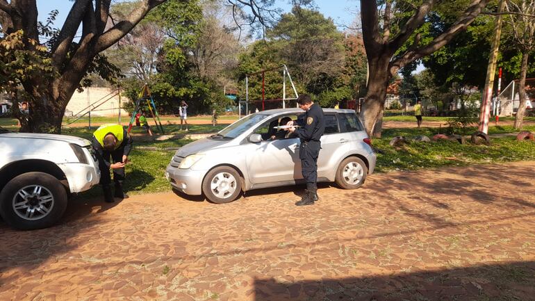 En la imagen se puede observar en la plaza San Cayetano a varios niños, niñas, y adolescentes presenciando la detención de la persona.