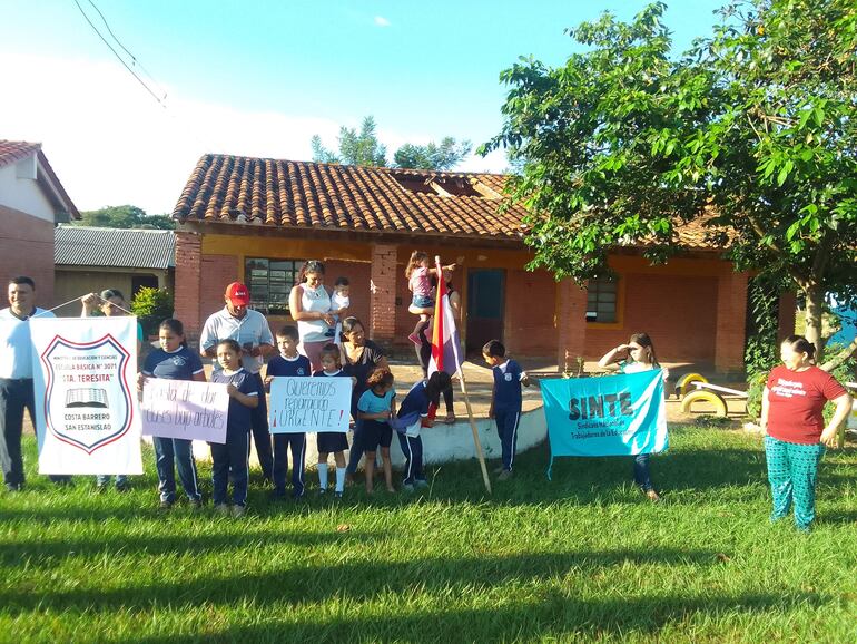 Un grupo de padres de familia con sus hijos se reunieron esta mañana en la institución donde expresaron sus pedidos a las autoridades de la zona.