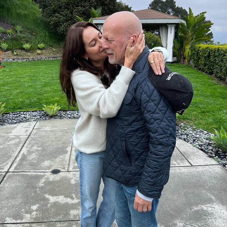 Emma Heming con su esposo Bruce Willis. (Instagram/Demi Moore)