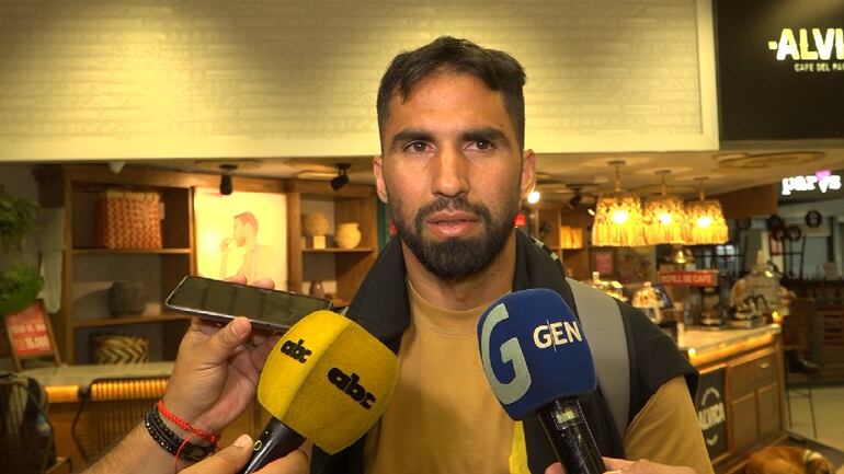 Alberto Espínola, jugador de la selección paraguaya, conversando con ABCTV en el Aeropuerto Internacional Silvio Pettirossi, en Asunción.