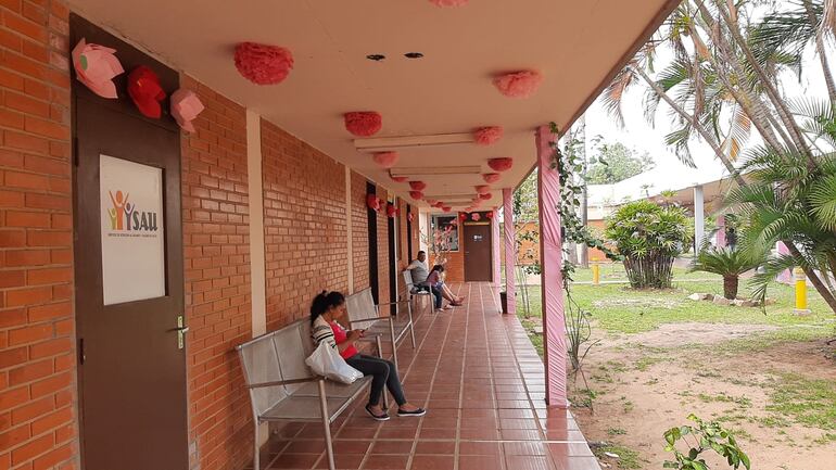 El pasillo que conduce a la Dirección del Hospital fue decorado completamente con papeles de tono rosado.