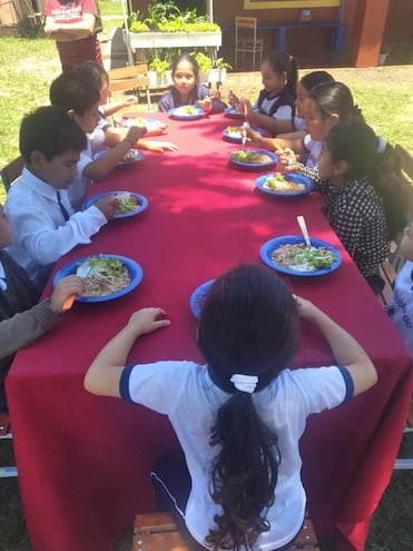 Almuerzo escolar servido en noviembre del año pasado en una escuela de la zona de San Juan Nepomuceno.