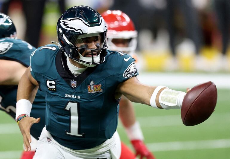 Jalen Hurts # 1 de los Philadelphia Eagles entrega el balón en el primer cuarto contra los Kansas City Chiefs durante el Super Bowl LIX en el Caesars Superdome el 9 de febrero de 2025 en Nueva Orleans, Luisiana.  