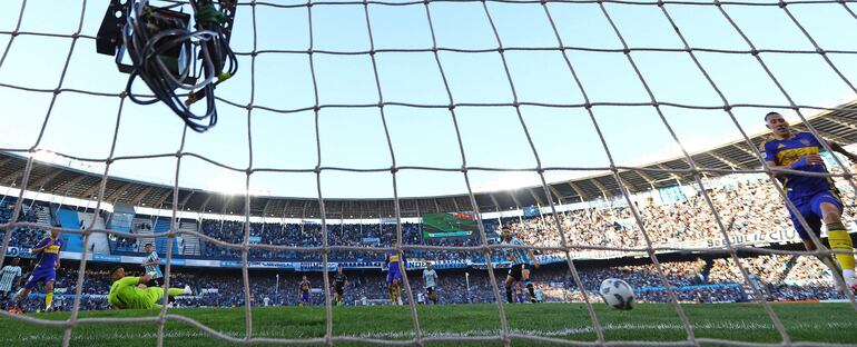 Racing Club's midfielder Juan Nardoni (3rd L) shots to score a goal during the Argentine Professional Football League Tournament 2024 'Cesar Luis Menotti' match between Racing Club and Boca Juniors at the Presidente Peron stadium in Avellaneda, Buenos Aires province, on September 14, 2024. (Photo by ALEJANDRO PAGNI / AFP)