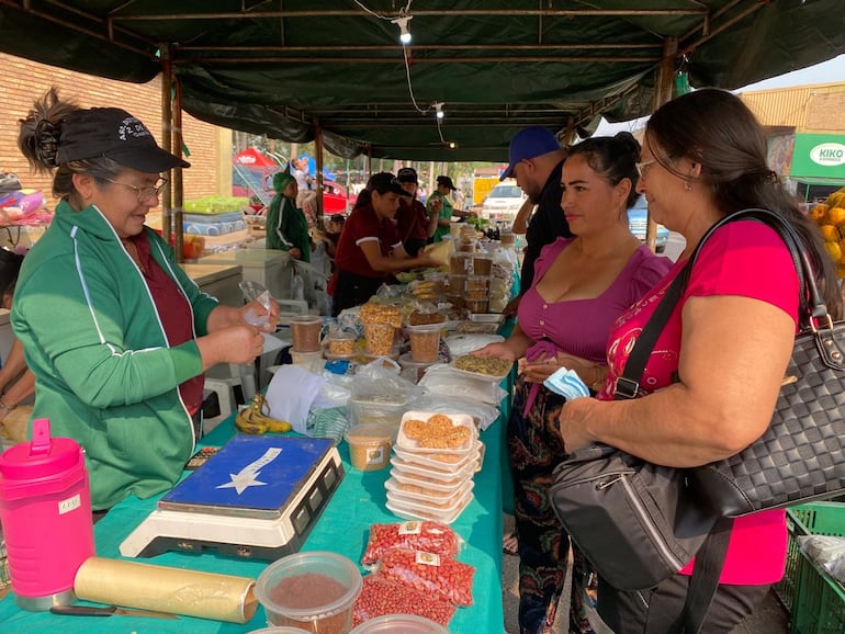 Una productora agrícola de Guayaibí vendiendo sus productos.