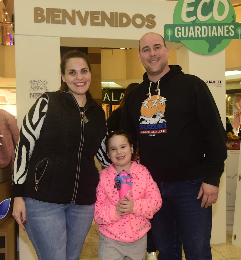 Ana Buzo, Florencia Arnau y Amadeo Arnau. 