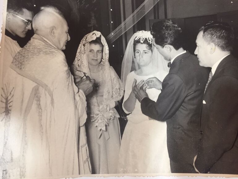 Año 1963. El día de la boda de Basilides y Liduvina en el oratorio de la Medalla Milagrosa en Fernando de la Mora.