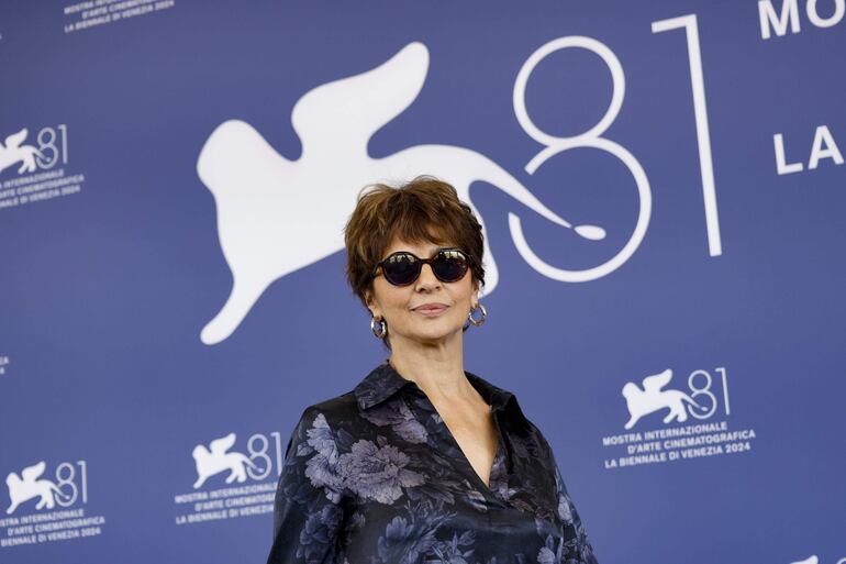 La actriz italiana Laura Morante no perdió la ceremonia de apertura del Festival de Cine de Venecia. (EFE/EPA/FABIO FRUSTACI)
