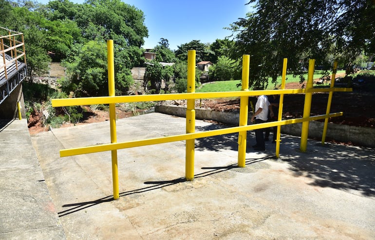 El vallado de seguridad que fue instalado en la calle que desemboca en el arroyo Lambaré, por donde habrían caído los dos militares que fueron arrastrados por el raudal.