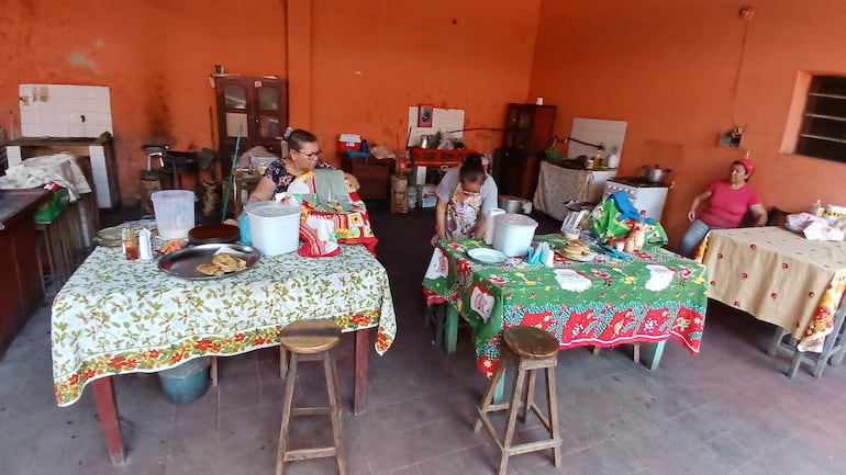 Elsa Giménez (63), Gumercinda Leiva (80) y su nuera Agustina Mendoza (43), mujeres guapas que mantienen una tradición de más de 50 años en el Mercado N° 2 de Coronel Oviedo.