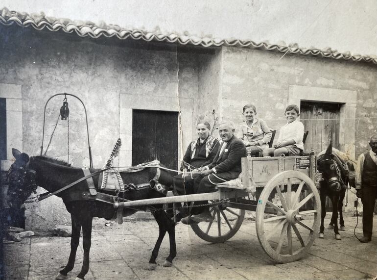 Inmigrantes. Teresa Lauretta, Giovanni Migliore, Giusseppe Migliore y Francesco Migliore en Comiso, Italia.