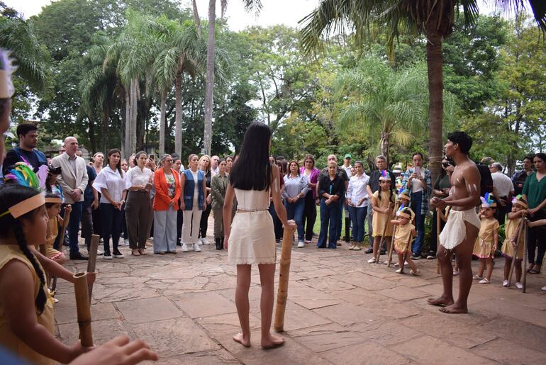 Visita de primera dama en Yaguarón. Jóvenes y niños emularon el baile de los guaraníes y aprovecharon para recuperar el templo que fue construido junto con los franciscanos.