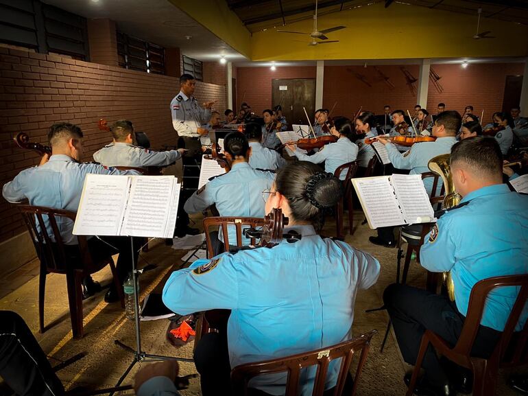 La Banda de Músicos de la Policía Nacional en pleno ensayo, bajo la dirección de Óscar Barreto.