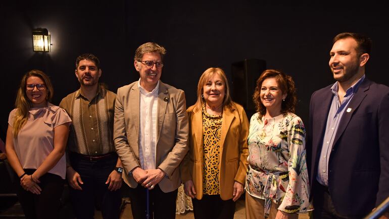 Paula Serrano, el intendente de Asunción, Oscar Rodríguez; Félix Toranzos, director del Centro Cultural de la Ciudad Carlos Colombino - Manzana de la Rivera; Nidia López de González, Marcela Bacigalupo y el presidente de la Junta Municipal, César Escobar.