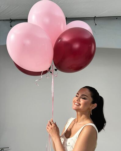 Selena Gómez recibió muy feliz su nuevo año de vida.