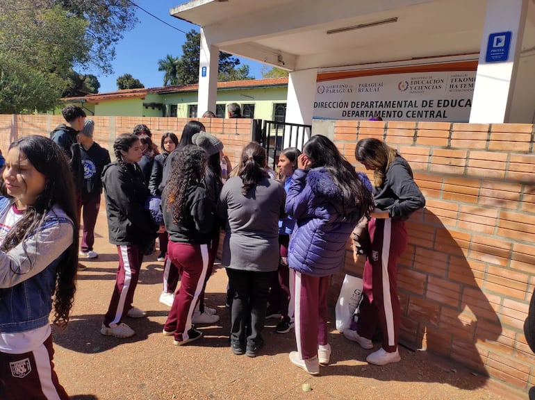 Estudiantes de colegios públicos de San Lorenzo protestaron este martes por su exclusión del programa Hambre Cero.