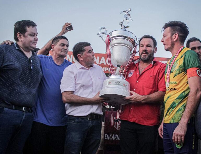 El presidente de la LEF, Jorge González, se dispone a entregar el trofeo de campeón al capitán Celso “Chule” Sánchez.