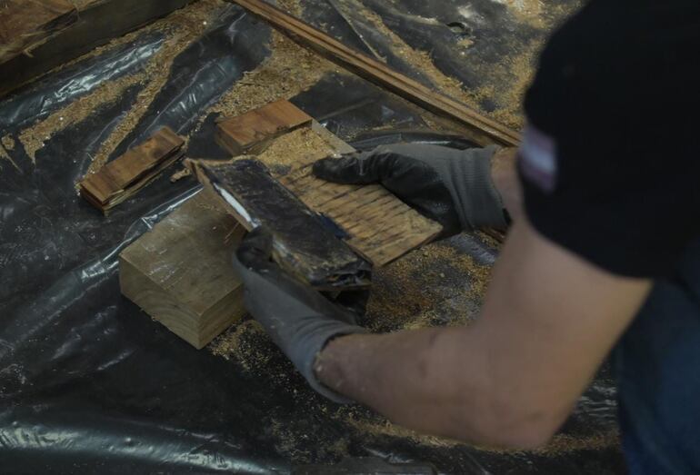 Procedimiento de extracción de cocaína dentro de la madera tipo parquet.