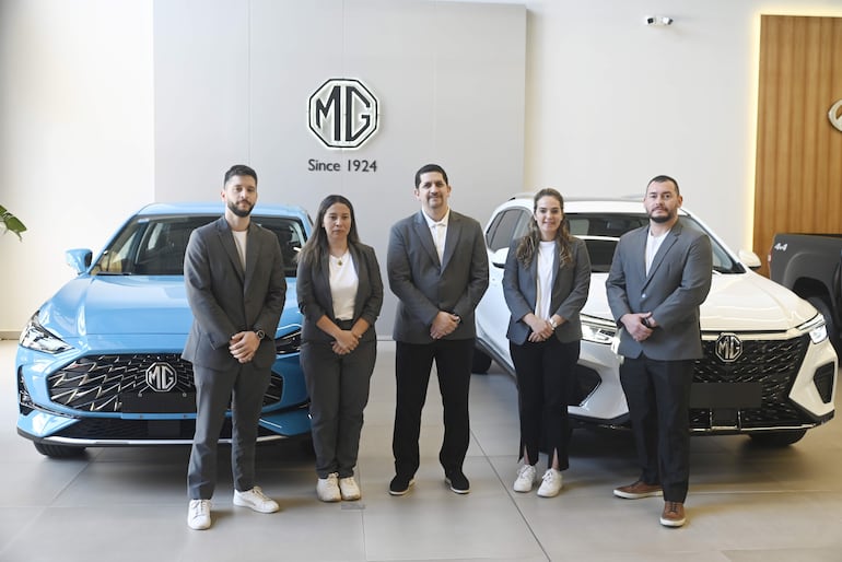 Un equipo profesional atiende en el Automall otorgando una experiencia distinta de compra en vehículos.