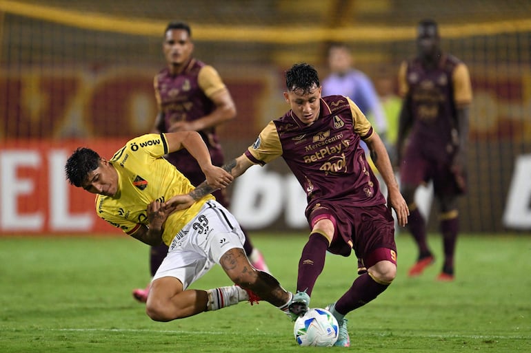 El paraguayo Gustavo Ramírez (d), de Tolima, disputa el balón con Matías Lazo, del Melgar, durante el partido de ida.